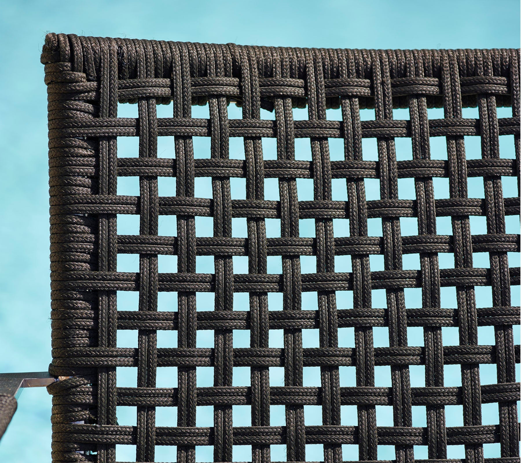 Detaillierte Nahaufnahme eines gewebten schwarzen Materials, das ein strukturiertes Muster zeigt, das für Möbel oder Dekoration geeignet ist.