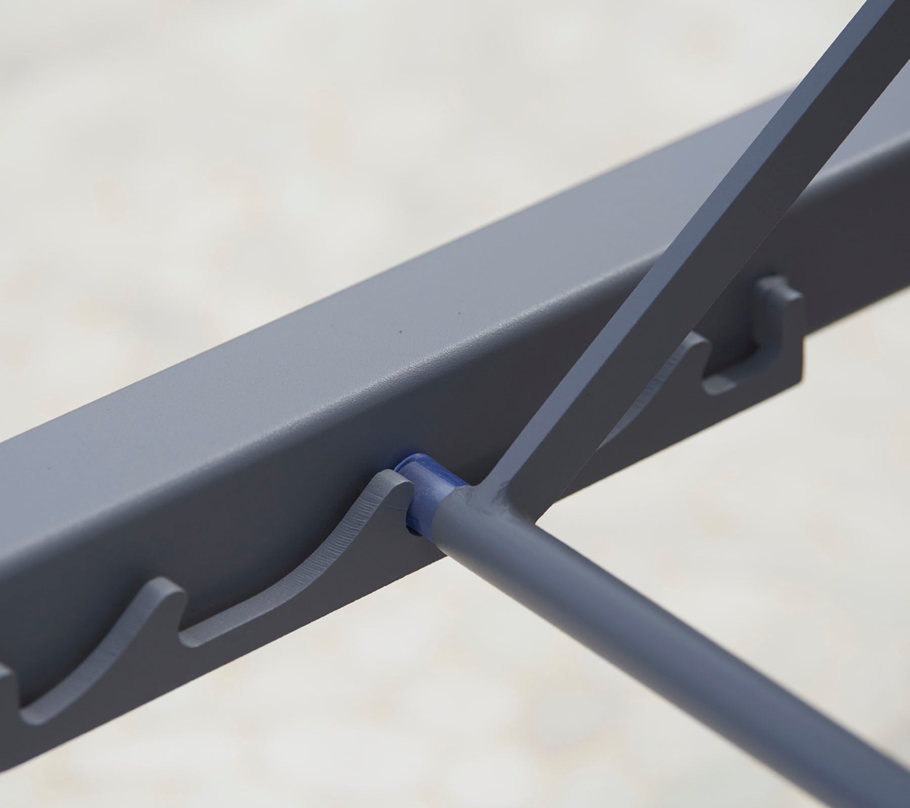 Detailaufnahme eines robusten, grauen Metallrahmens mit komplexen Designelementen für zusätzliche Stabilität und Unterstützung.