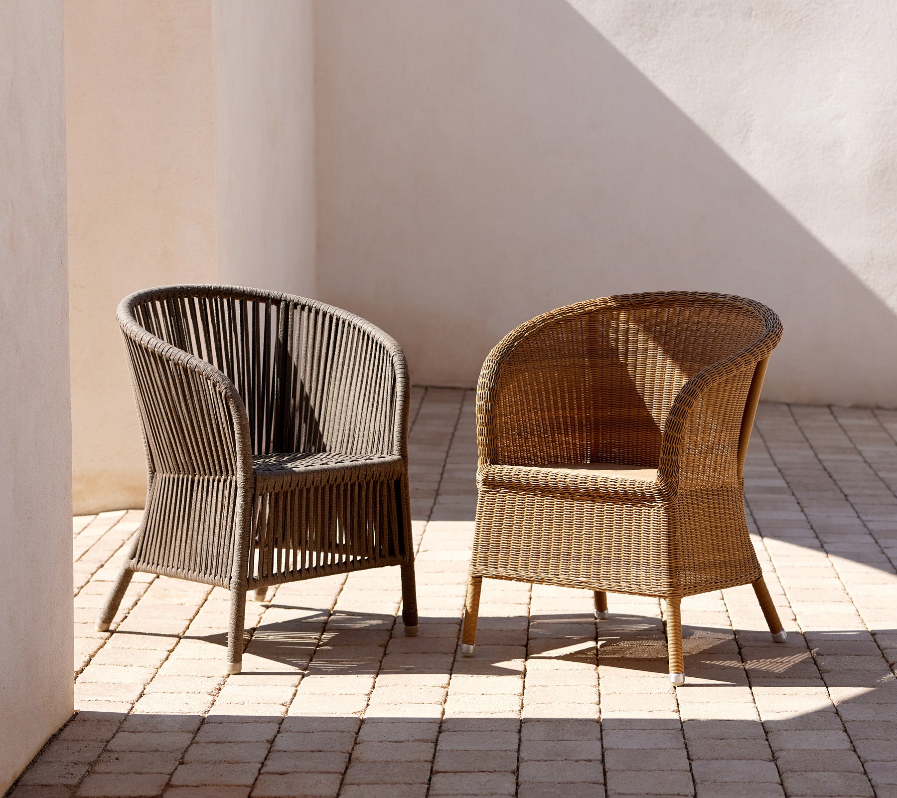 Zwei elegant gestaltete Derby-Stühle in kontrastierenden Farben, die eine stilvolle gewebte Textur und eine geschwungene Silhouette präsentieren.