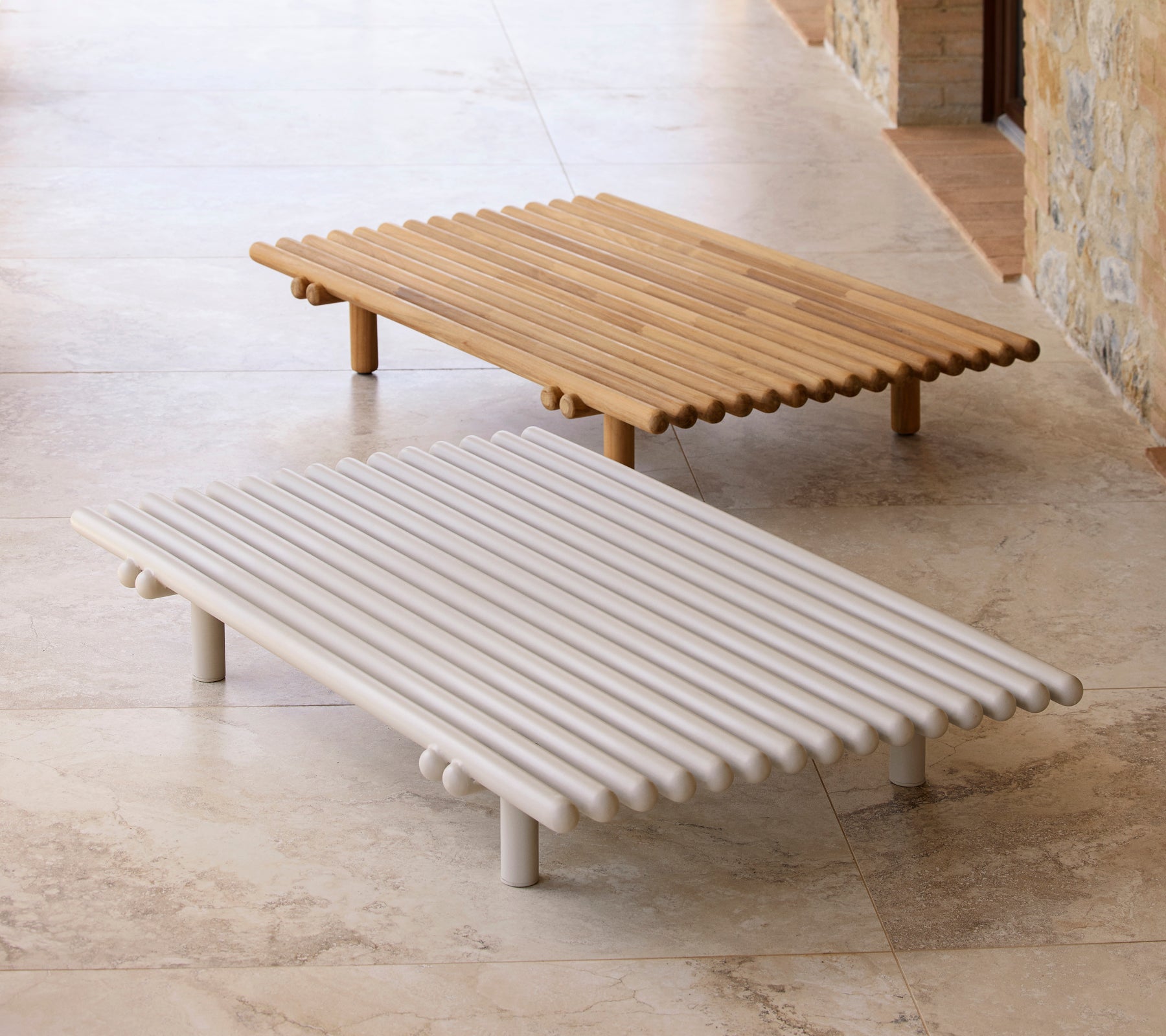Zwei moderne Stangen-Plattform-Couchtische aus natürlichem Holz und weißem Finish, die ein schlankes, minimalistisches Design zeigen.