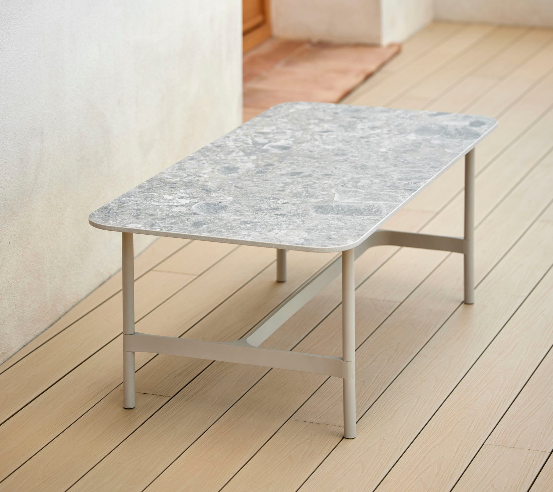 Ein stilvoller rechteckiger Couchtisch mit einer gemusterten Oberfläche und stabilen Metallbeinen, perfekt für moderne Einrichtung.
