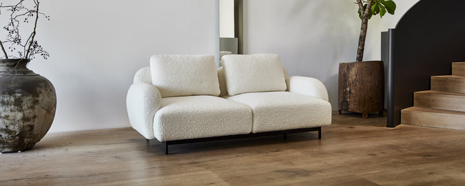 Moderne weiße Couch in einer zeitgenössischen Lounge-Umgebung.