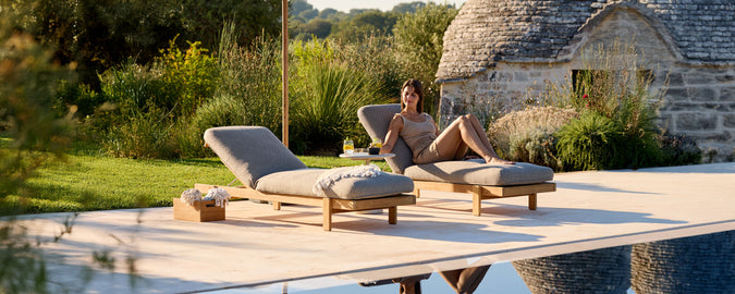 Moderne graue Loungestühle am Pool in einer Außeneinstellung.