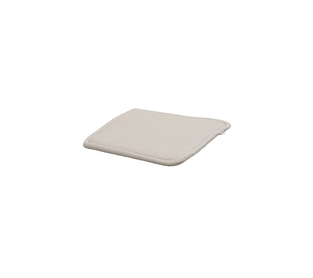 Quadratisches Sandsitzkissen mit weichem Design.