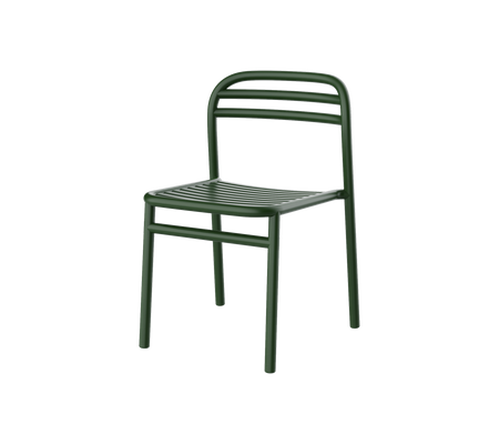 Grüner Metallstuhl mit einfachem Design, ausgestattet mit einer lattenförmigen Sitzfläche und Rückenlehne für Komfort und Stil. Perfekt für vielseitige Einsatzmöglichkeiten.