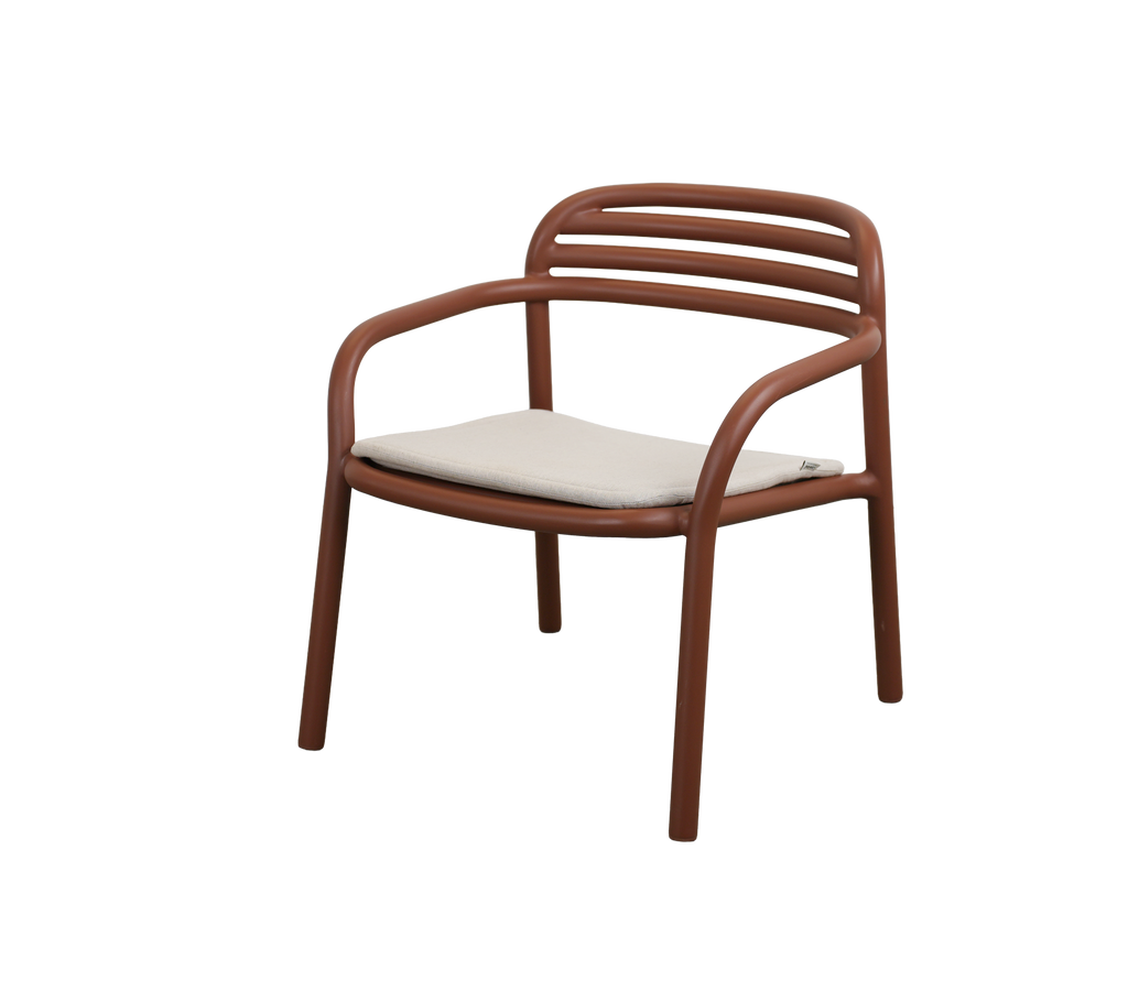 Moderne wüstenrote Stuhl mit einem Sandkissen.