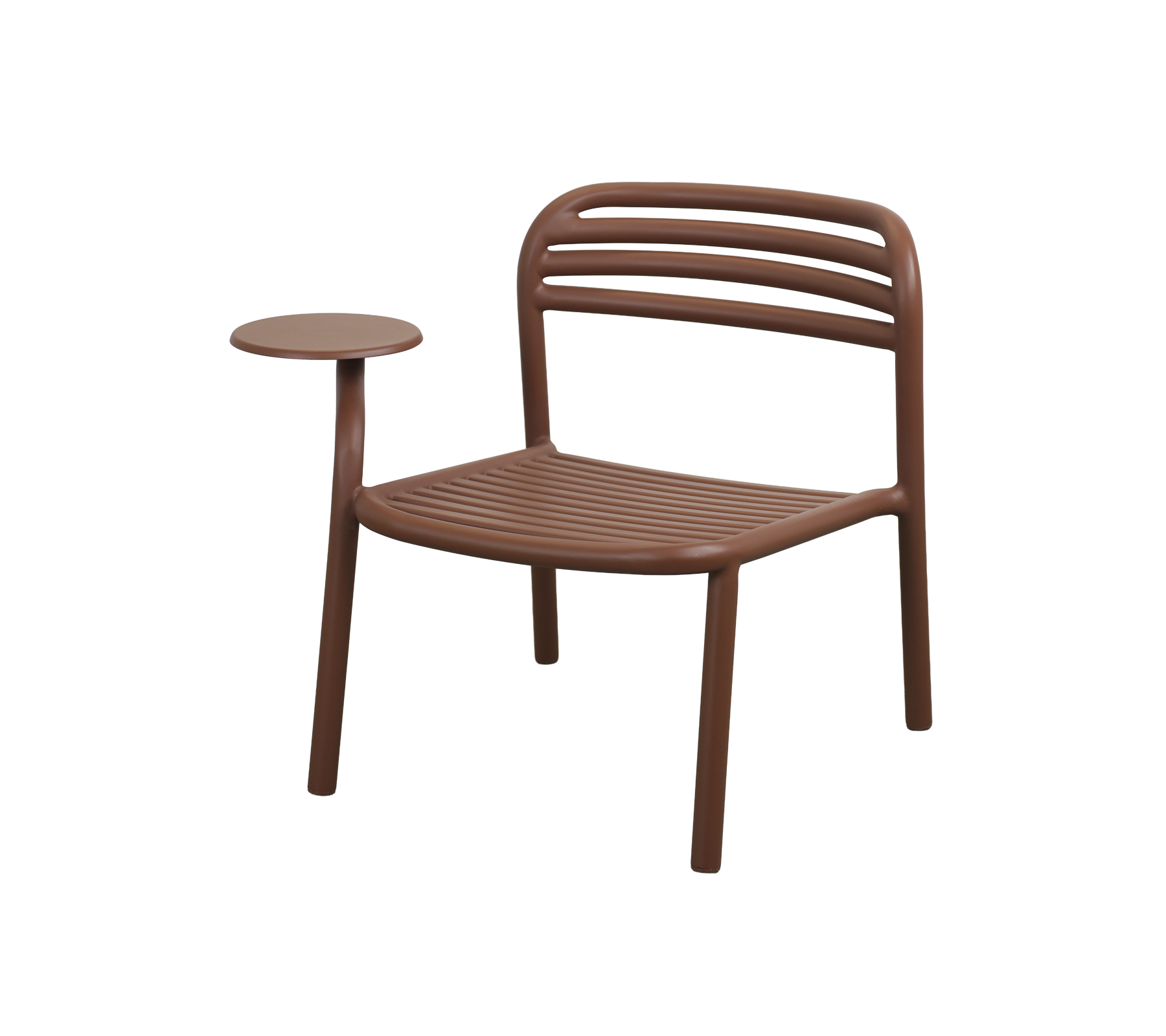 Wüstenrote Stuhl mit Beistelltisch in modernem Design.