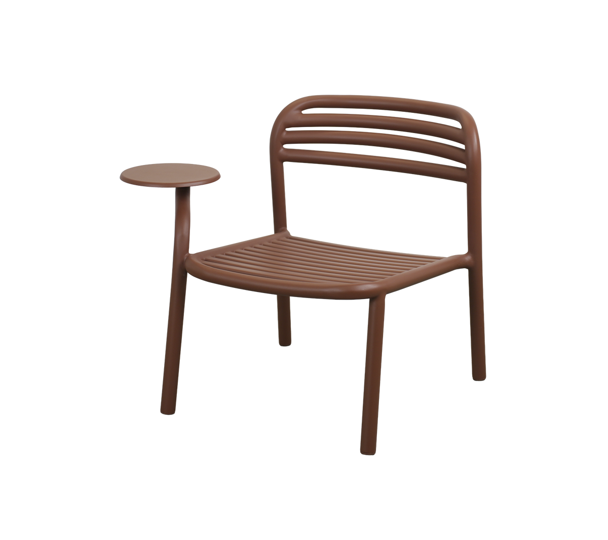 Wüstenrote Stuhl mit Beistelltisch in modernem Design.