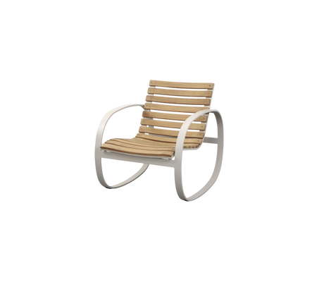 Stylischer Schaukelstuhl mit einem Lattenholzsitz und einem eleganten, geschwungenen Metallrahmen. Ideal für entspannendes Sitzen und Komfort.