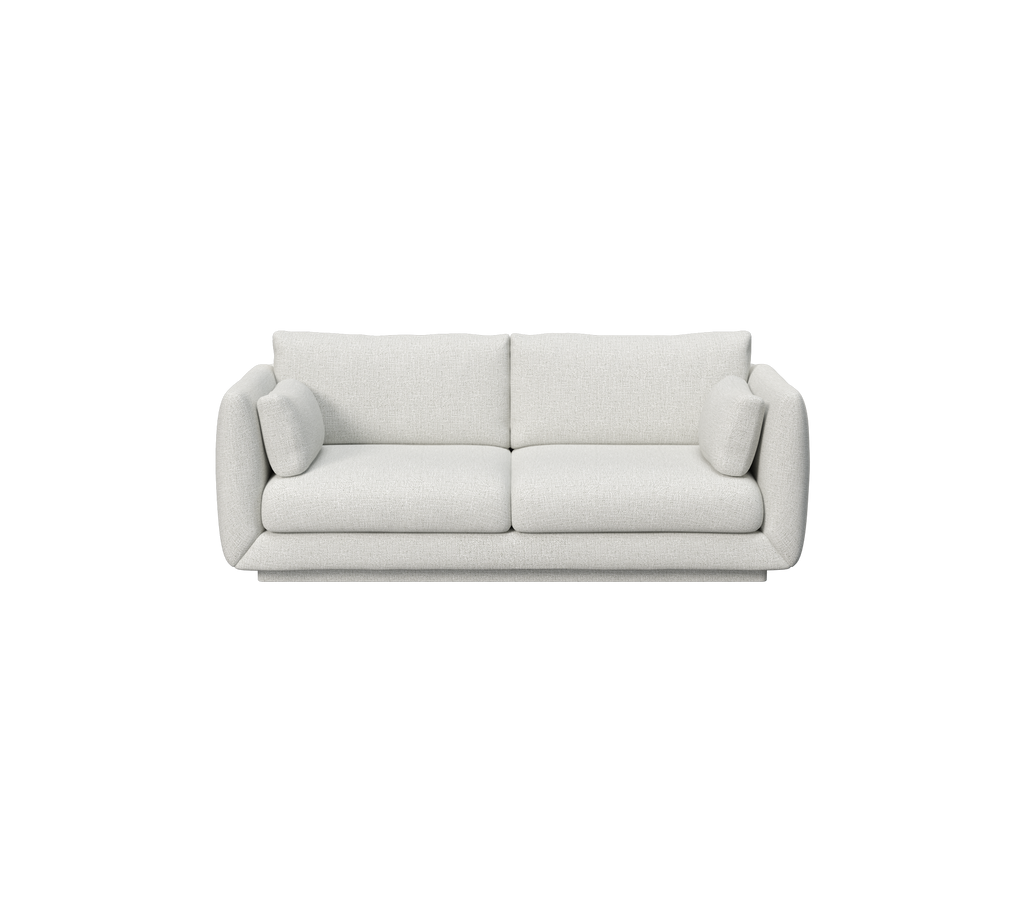 Hellgraues modernes Sofa mit klaren Linien und plüschigen Kissen.