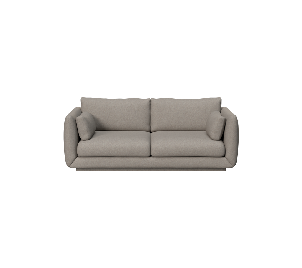 Hellebraune moderne Couch mit plüschigen Kissen.