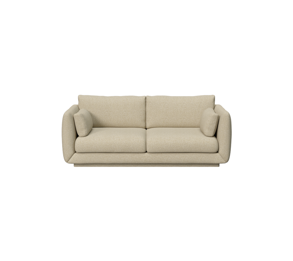 Hellbraunes Sofa mit abgerundeten Kanten und zwei Kissen.