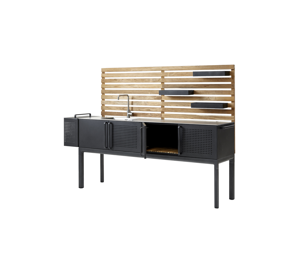 Modernes schwarzes Schrank mit einem Teakhintergrund in einer Küchenumgebung.