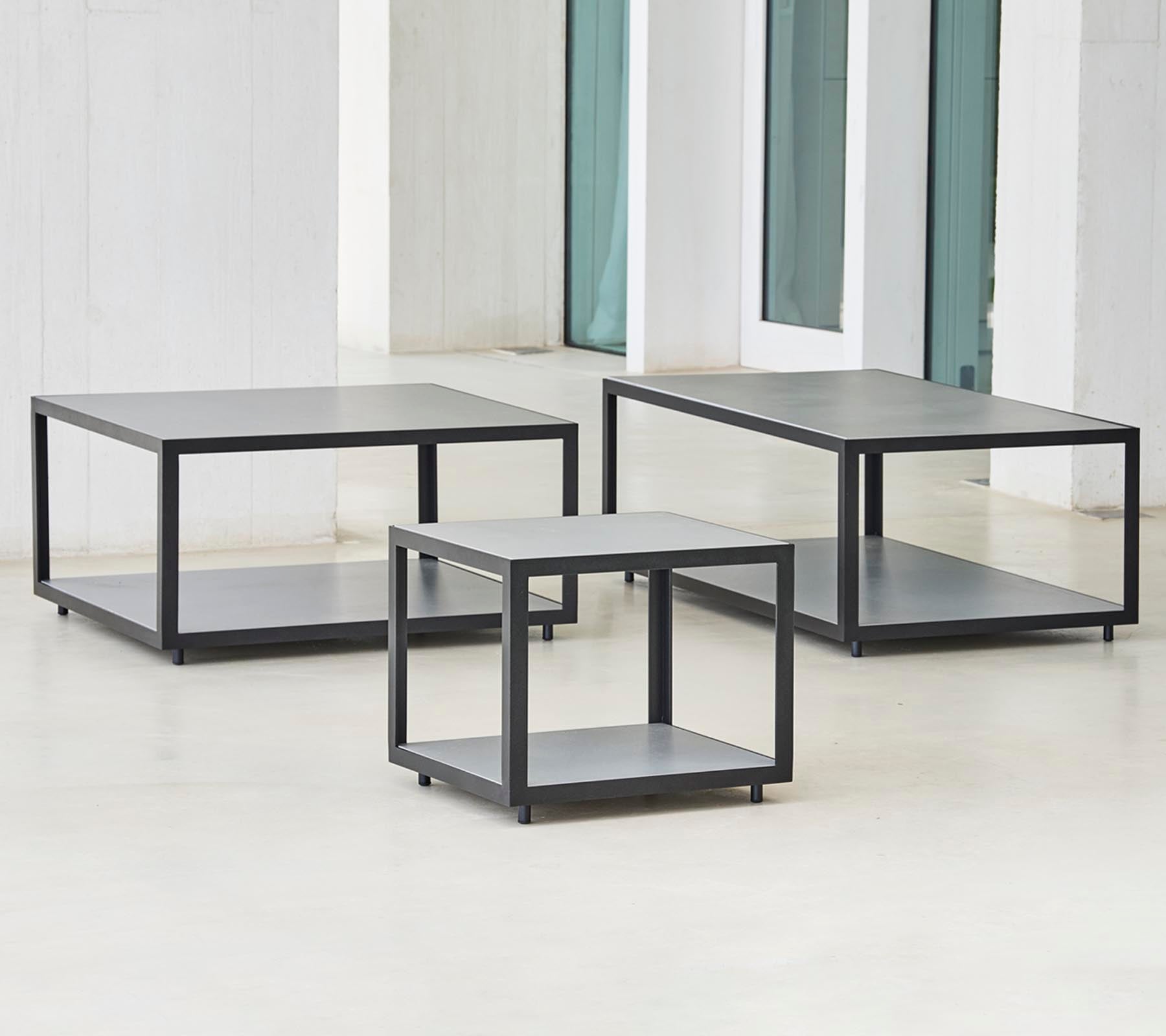 Drei moderne Tische mit minimalistischer Gestaltung, die einen schlanken Rahmen und mehrere Ebenen zur Aufbewahrung oder Präsentation bieten.