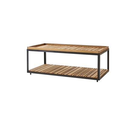 Holztisch mit Latten-Design und Metallrahmen, der zwei Ebenen für Stauraum oder Präsentation bietet. Ideal für moderne Wohnräume.
