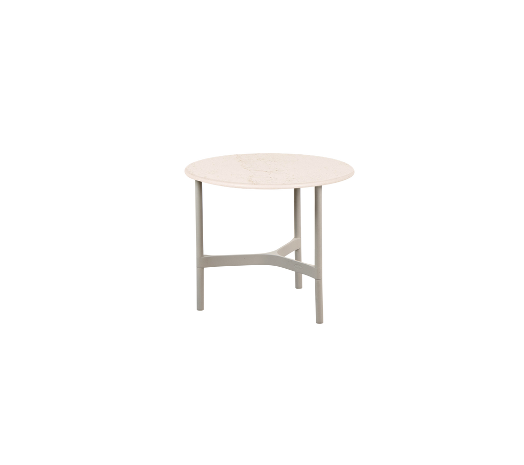 Runder Tisch mit einer hellfarbenen Oberfläche und minimalistischem Design, ausgestattet mit vier stabilen Beinen. Perfekt für verschiedene Einsatzmöglichkeiten.