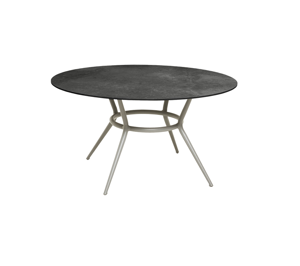 Runder dunkle graue Tisch mit einem minimalistischen Design und hellen Beinen.