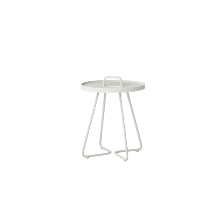 Moderner runder Beistelltisch mit einem minimalistischen Design und stabilen, eckigen Beinen in einem klaren, weißen Finish.