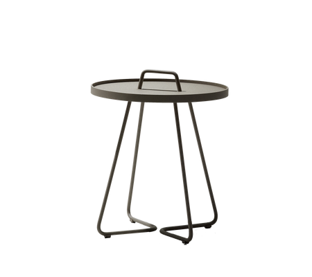 Runder Tisch mit schlankem Design, ausgestattet mit einem Tragegriff und einem minimalistischen Sockel. Perfekt für jede moderne Umgebung.