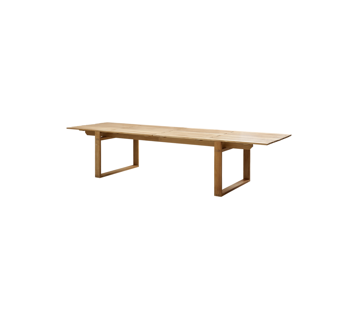 Ein langer Holztisch mit glatter Oberfläche und stabilen Beinen, ideal für Zusammenkünfte und gemeinschaftliches Essen.