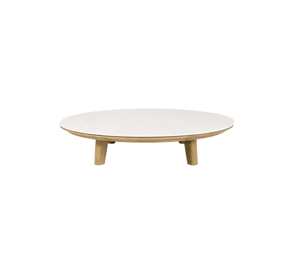 Runder Couchtisch mit einer eleganten weißen Oberfläche und Beinen aus Naturholz, entworfen für eine moderne Ästhetik.