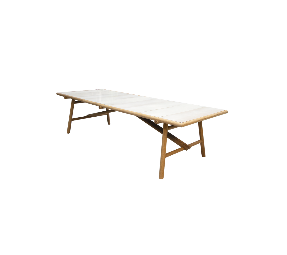 Ein langer, eleganter Tisch mit einer hellen Tischplatte und Holzbeinen, entworfen für Vielseitigkeit und Stil in verschiedenen Umgebungen.