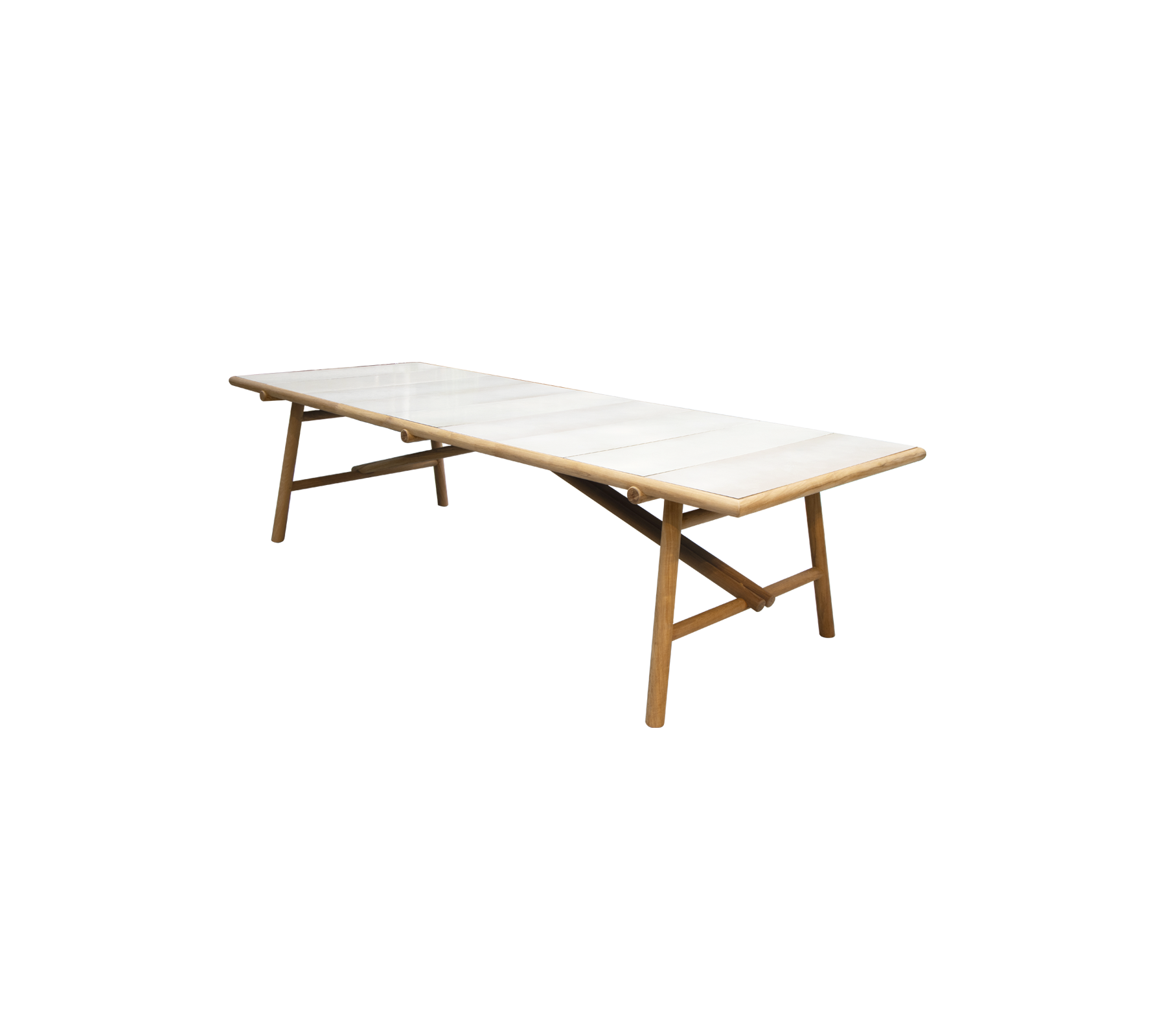 Ein langer, eleganter Tisch mit einer hellen Tischplatte und Holzbeinen, entworfen für Vielseitigkeit und Stil in verschiedenen Umgebungen.