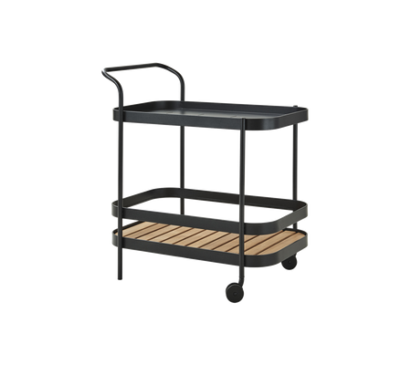 Ein stilvoller zweistöckiger Servierwagen mit einem schwarzen Tablett und Holzregalen, ausgestattet mit einem Griff und Rädern für einfache Mobilität.