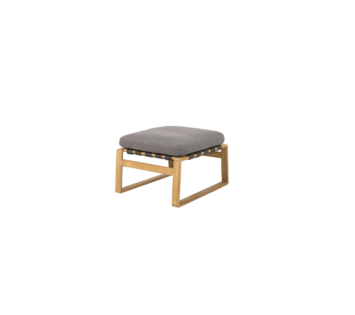 Quadratischer Ottoman mit einem grauen Kissen auf einem Holzrahmen, entworfen für Komfort und Stil.
