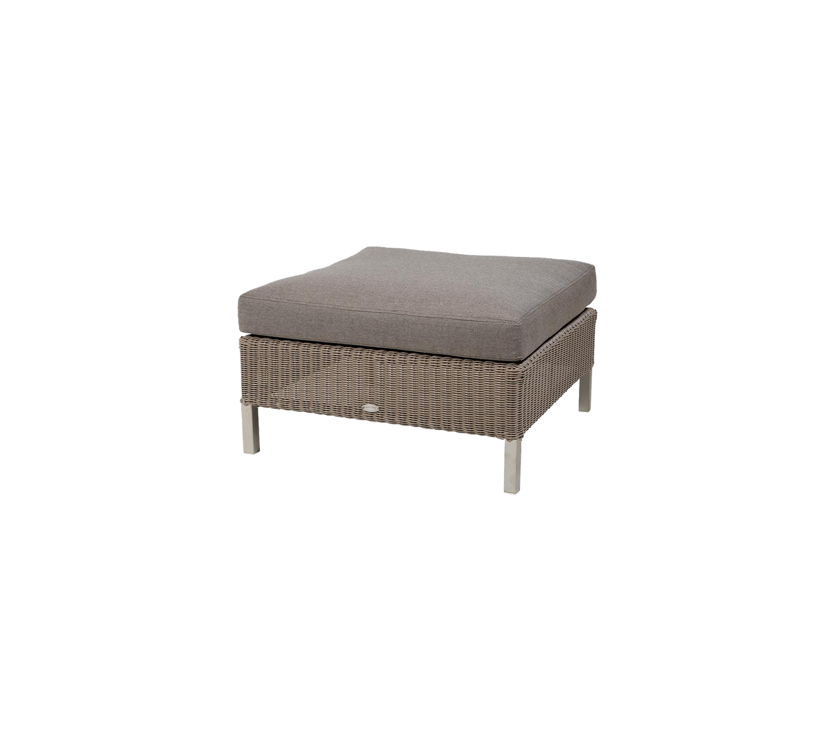 Stylischer quadratischer Ottoman mit einem weichen grauen Kissen und geflochtener Basis, ideal, um Komfort und Eleganz in jeden Sitzbereich zu bringen.