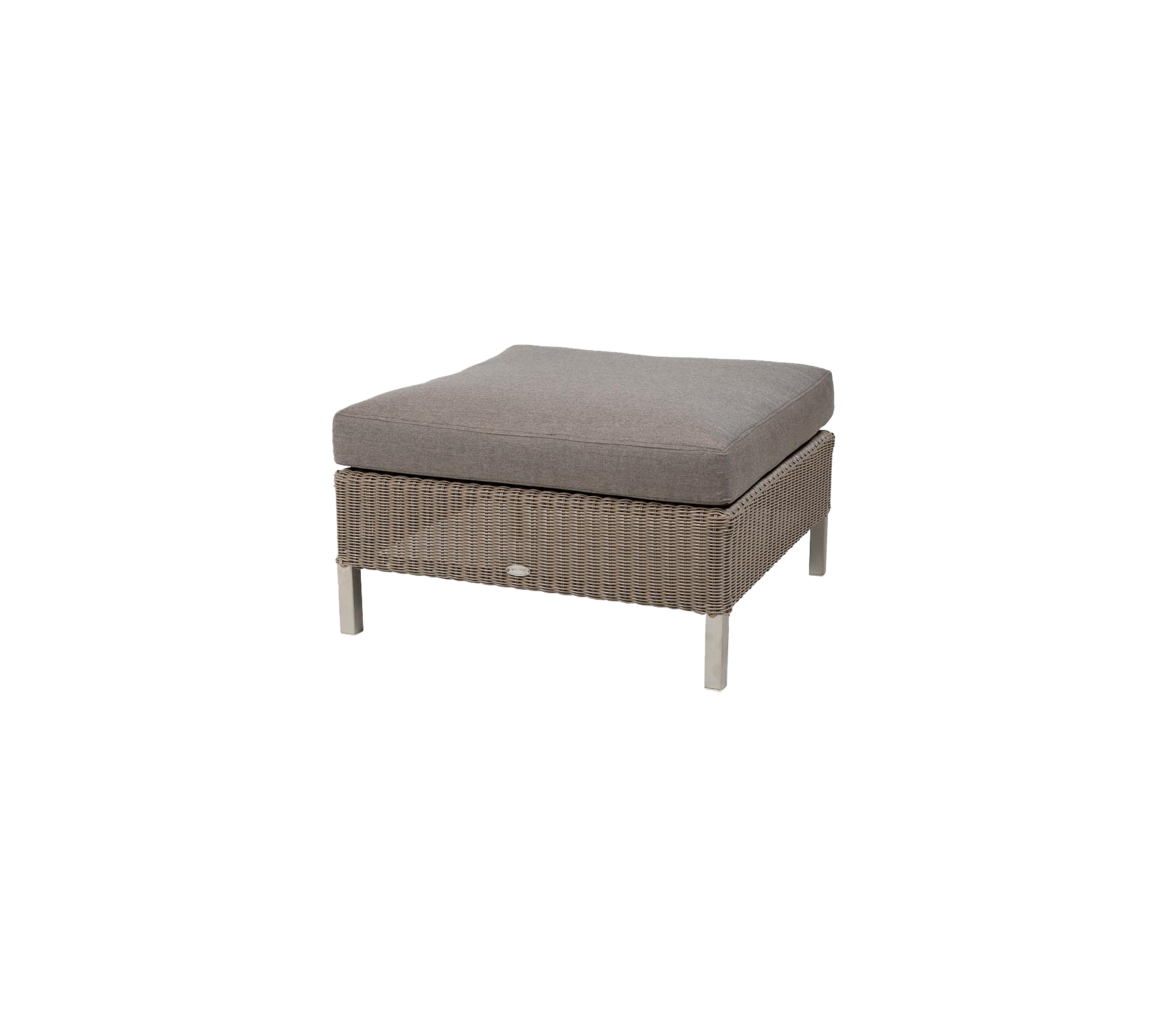 Stylischer quadratischer Ottoman mit einem weichen grauen Kissen und geflochtener Basis, ideal, um Komfort und Eleganz in jeden Sitzbereich zu bringen.