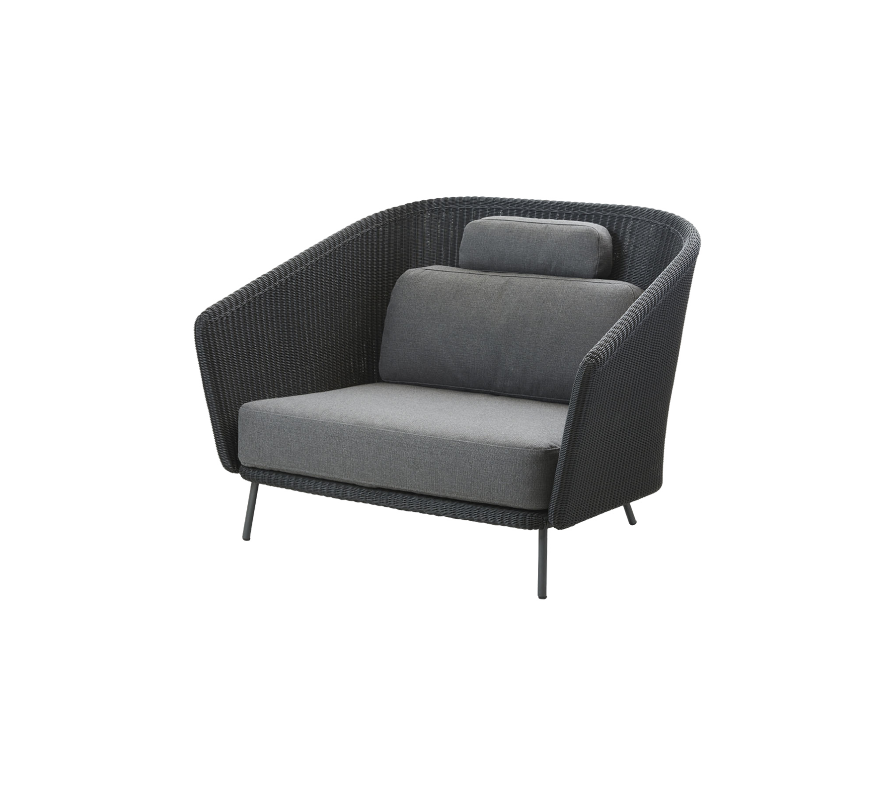 Stylischer moderner Sessel mit geschwungenem Design, dunklem Korbgeflecht und weichen grauen Kissen für Komfort.