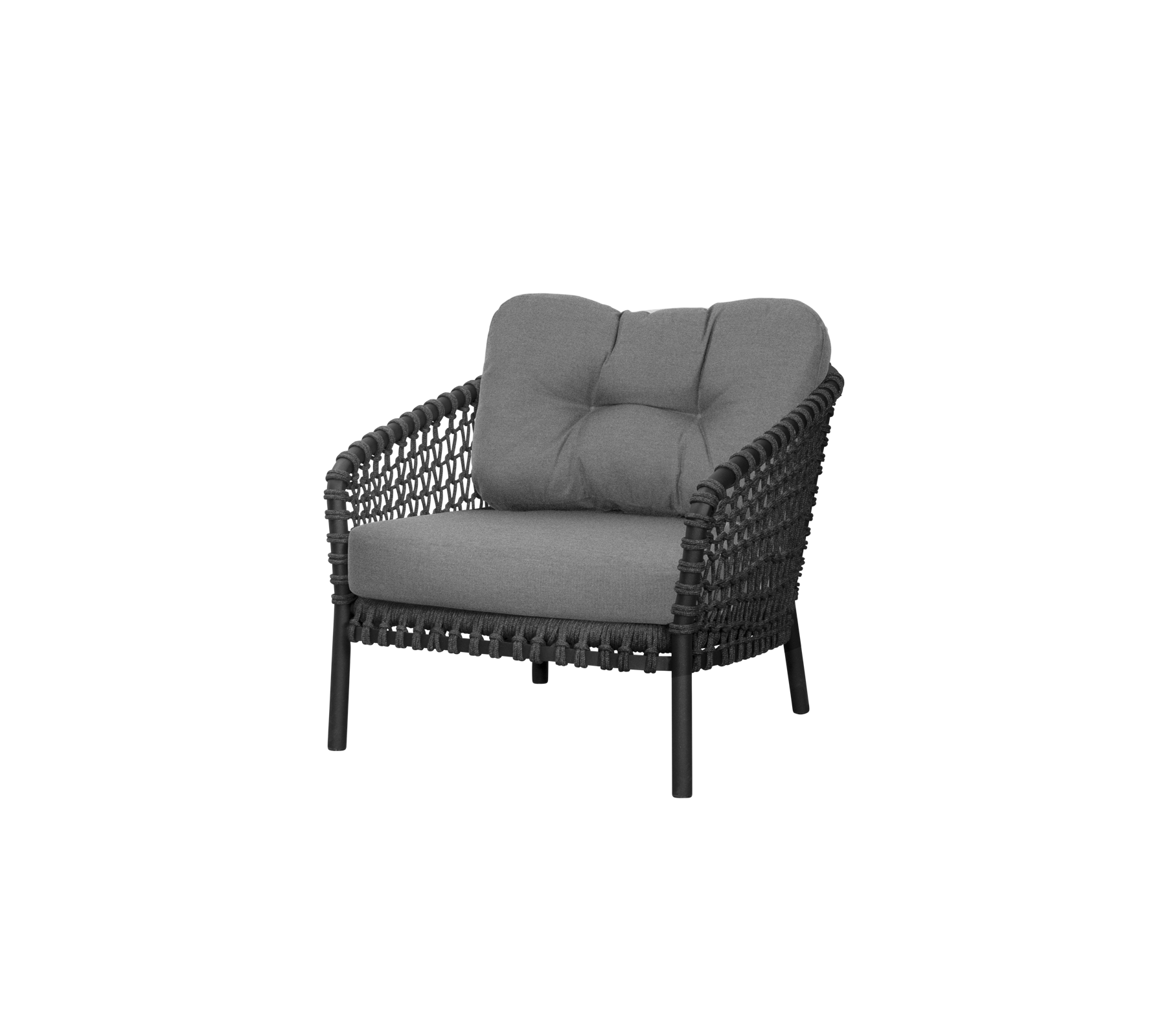 Stilvoller Sessel mit einem gewebten Design und weichen grauen Kissen, der Komfort und Eleganz für verschiedene Umgebungen bietet.
