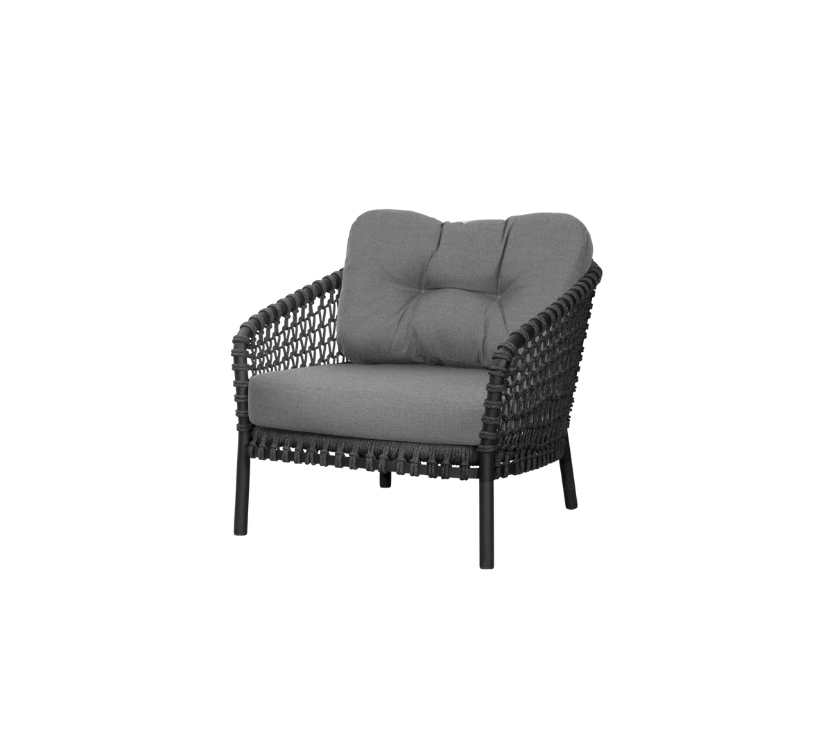 Stilvoller Sessel mit einem gewebten Design und weichen grauen Kissen, der Komfort und Eleganz für verschiedene Umgebungen bietet.