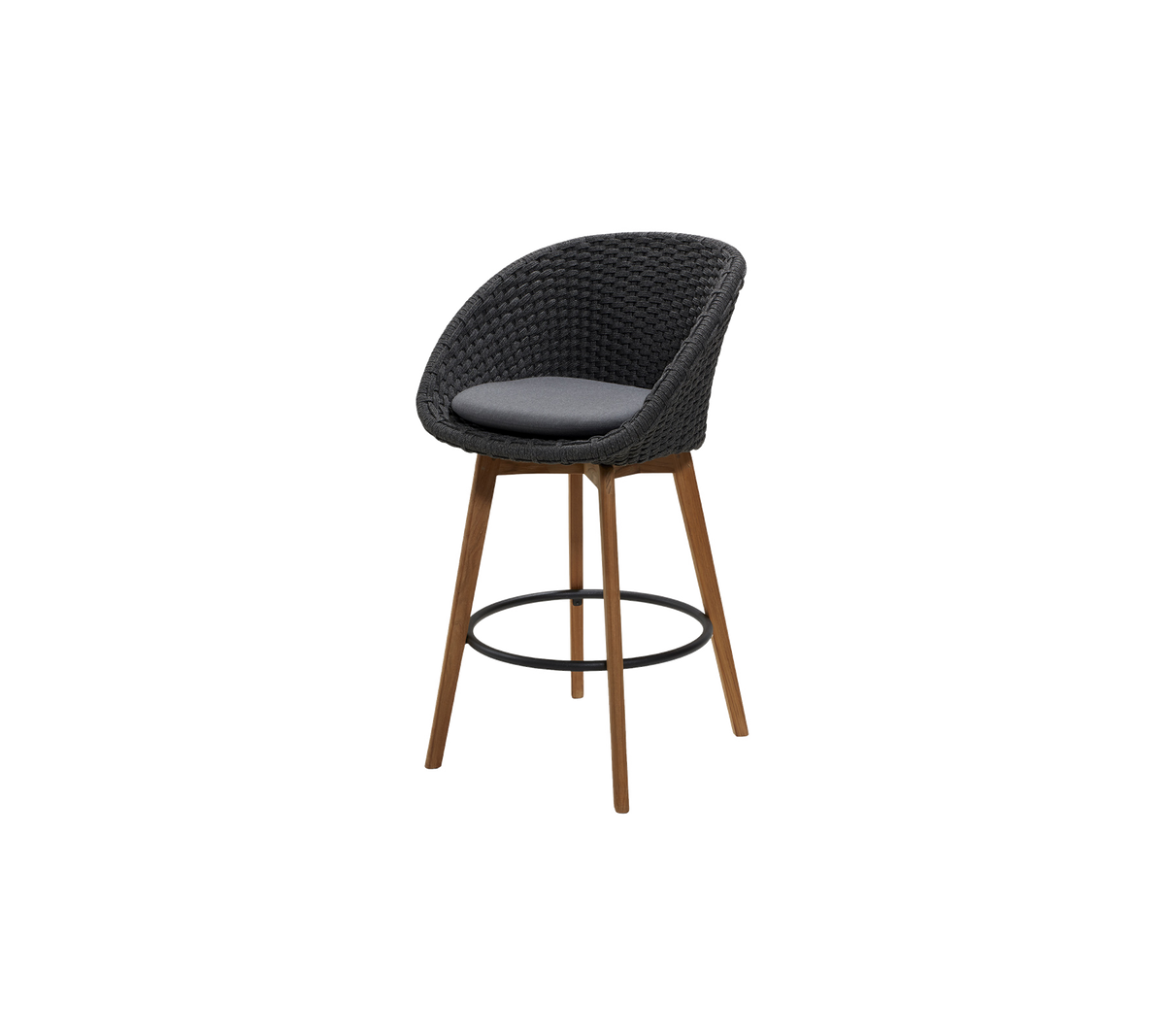 Stylischer hochstuhl mit einem geflochtenen Sitz in dunkler Farbe und einem gepolsterten Kissen, mit Holzbeinen und einer Fußstütze für zusätzlichen Komfort.