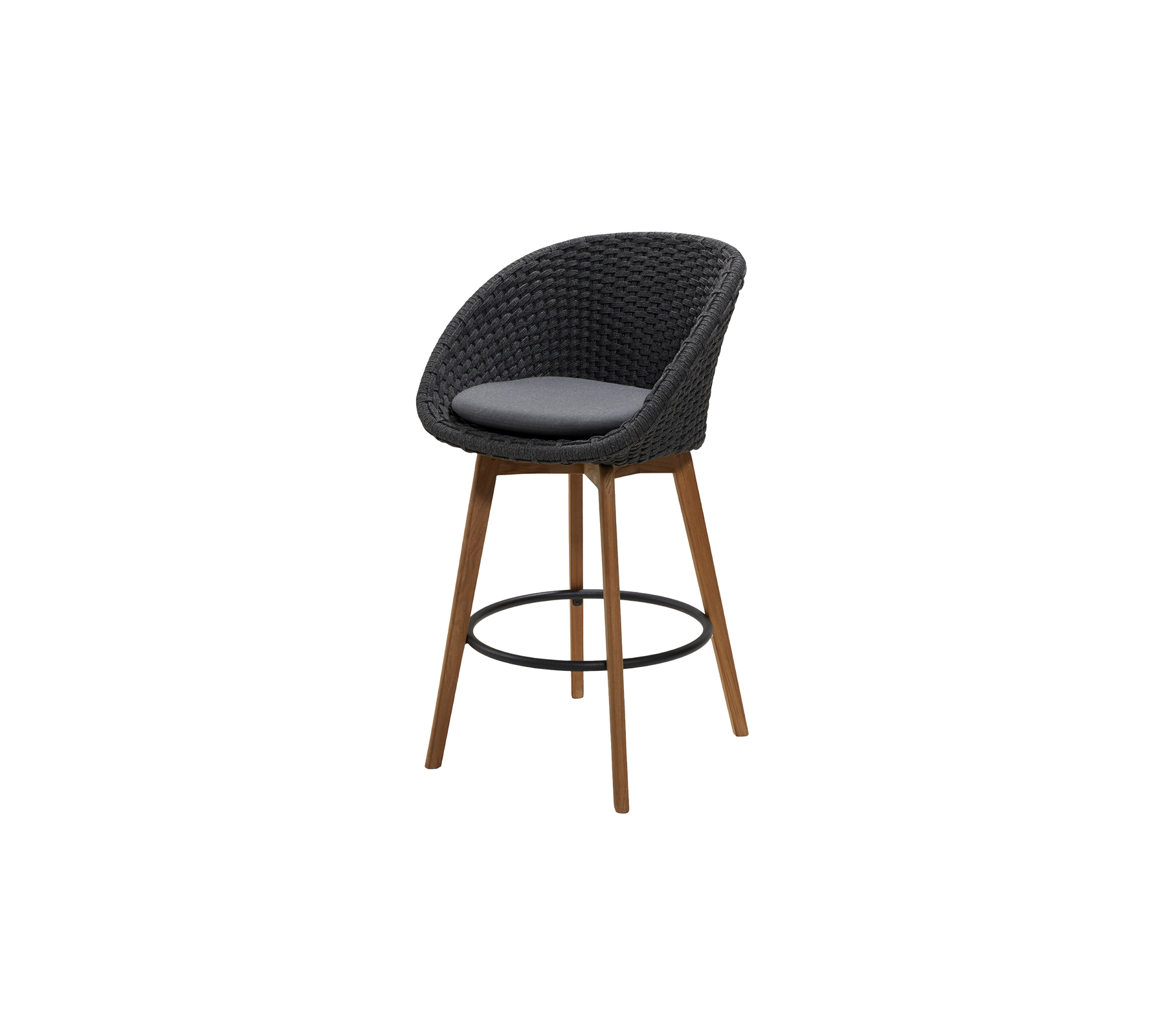 Stylischer hochstuhl mit einem geflochtenen Sitz in dunkler Farbe und einem gepolsterten Kissen, mit Holzbeinen und einer Fußstütze für zusätzlichen Komfort.