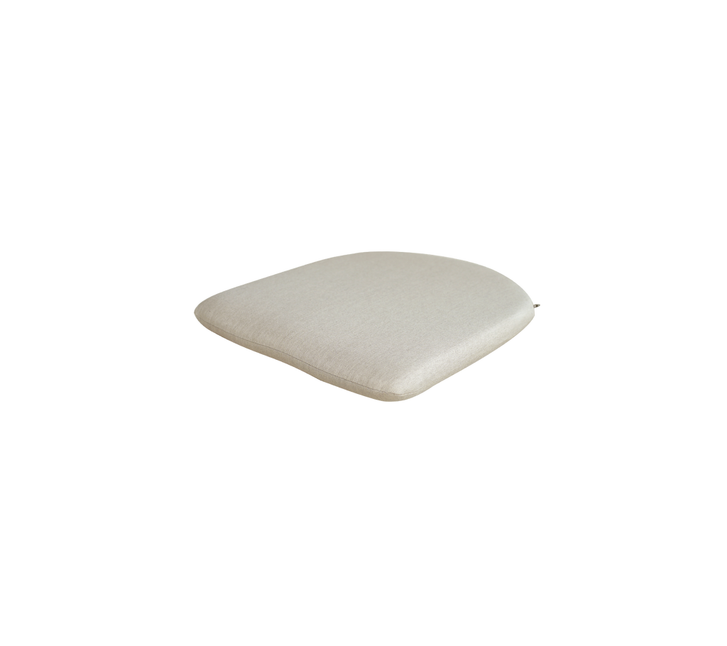 Sandfarbiges Kissen mit einer glatten, abgerundeten Form.