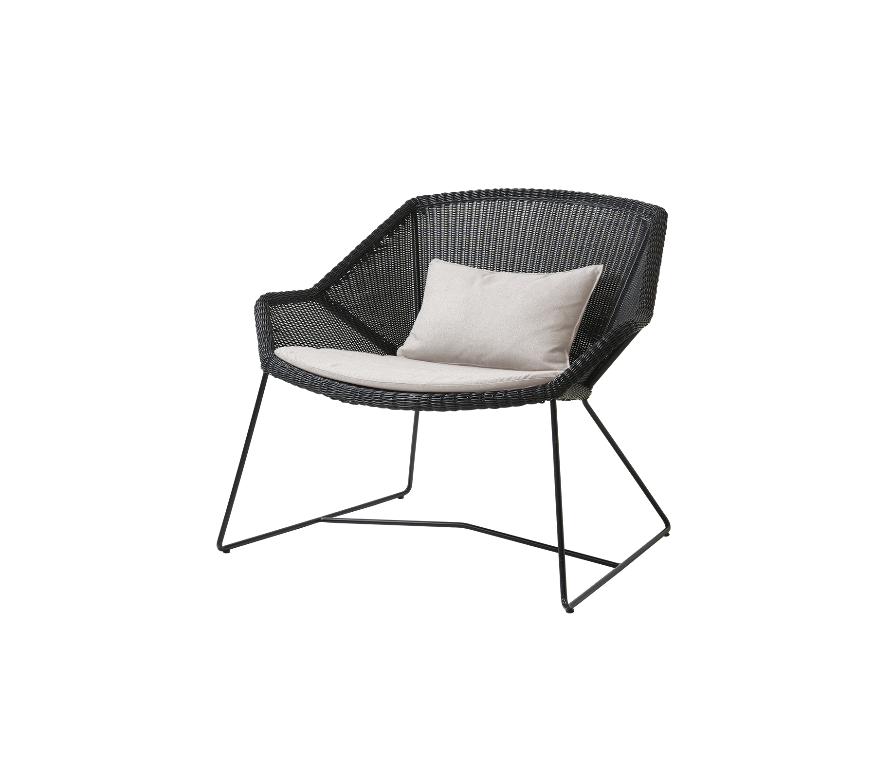 Stylischer schwarzer Stuhl mit einem geflochtenen Design und einem hellen Kissen, ausgestattet mit einem minimalistischen Metallrahmen. Perfekt für moderne Dekoration.
