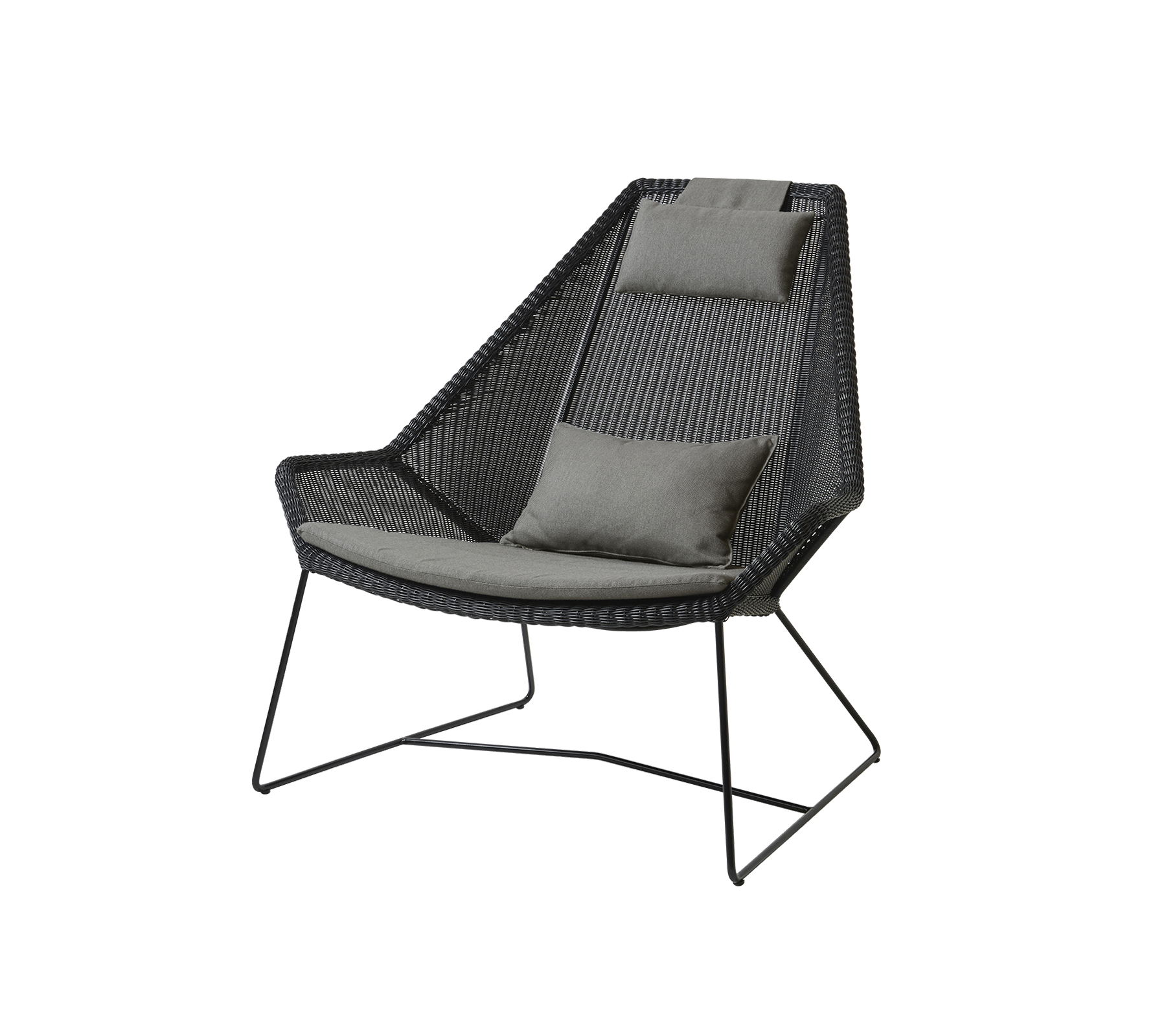 Stylischer Stuhl mit einem geflochtenen Design und gemütlichen grauen Kissen, ausgestattet mit schlanken Metallbeinen für eine moderne Dekoration.