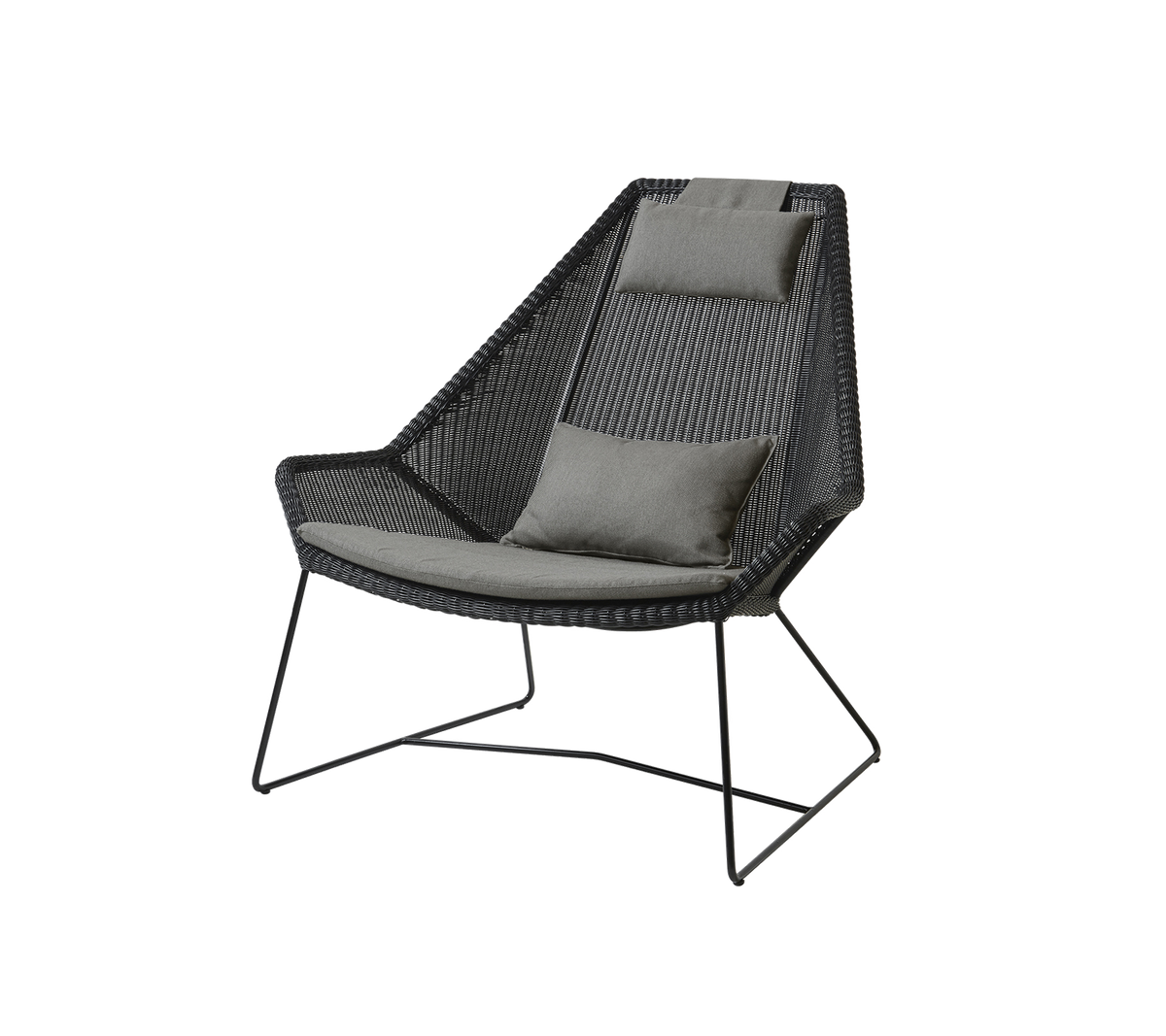 Stylischer Stuhl mit einem geflochtenen Design und gemütlichen grauen Kissen, ausgestattet mit schlanken Metallbeinen für eine moderne Dekoration.