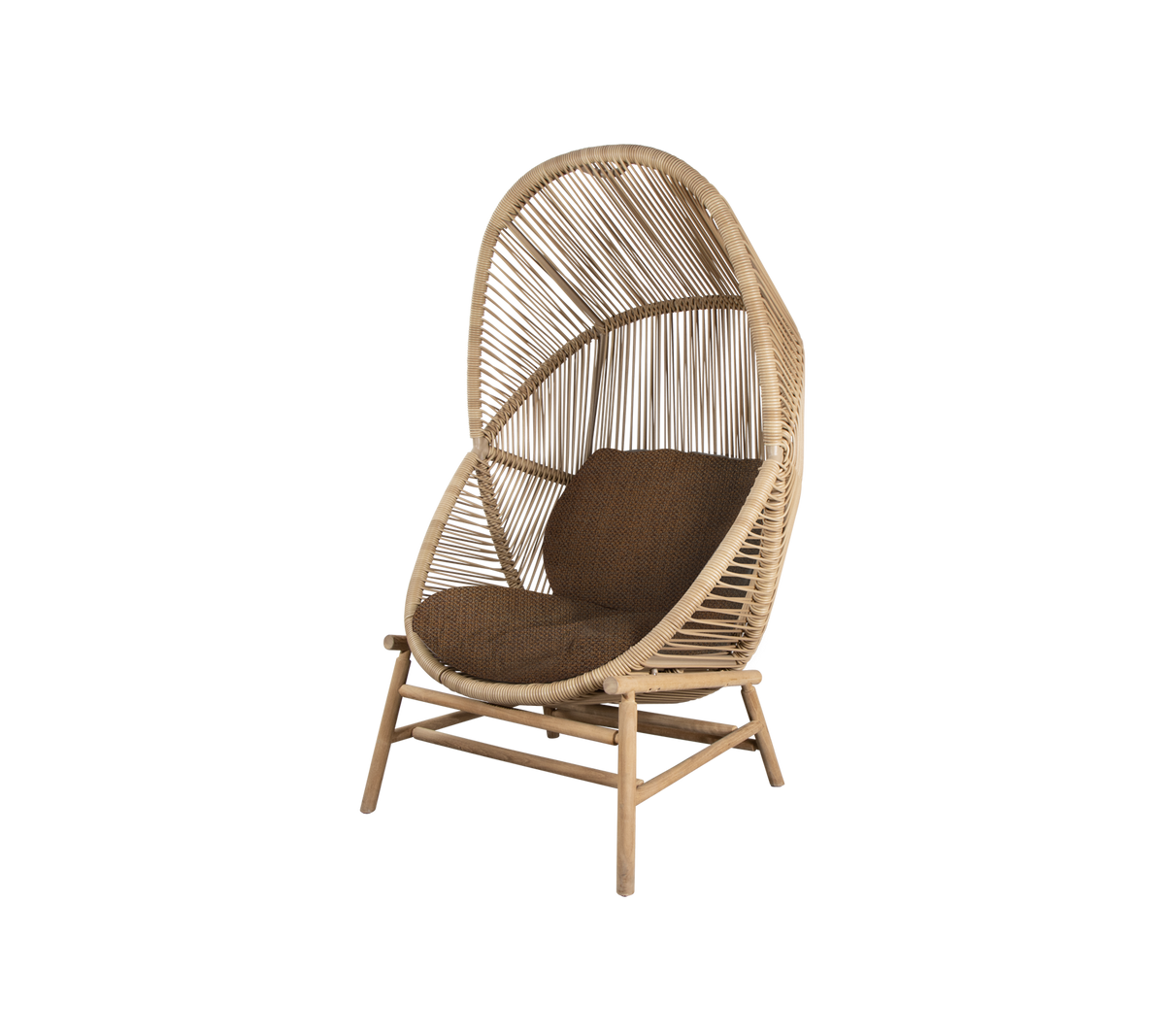 Stylischer Rattanstuhl mit hohem, gebogenem Rücken und plüschiger brauner Kissen, perfekt zum Entspannen und zur Verschönerung jedes Raumes.
