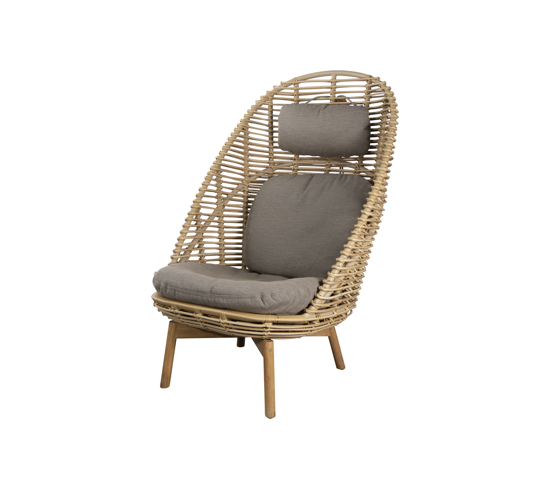 Stylischer Korbstuhl mit hohem Rückenlehne und weichen grauen Kissen, perfekt für Entspannung und zeitgenössische Dekoration.