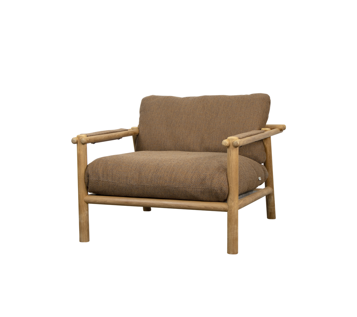 Ein bequ chair mit einem Holzrahmen und weichen braunen Kissen, entworfen für Entspannung und Stil.