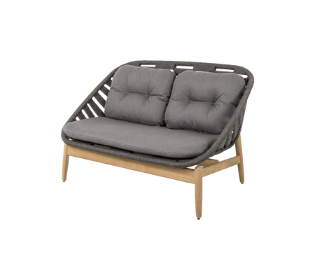 Zweisitzer-Sofa mit einem grauen gepolsterten Sitz und einer stilvollen gewebten Rückenlehne, unterstützt von Holzbeinen. Ideal für moderne Dekoration.