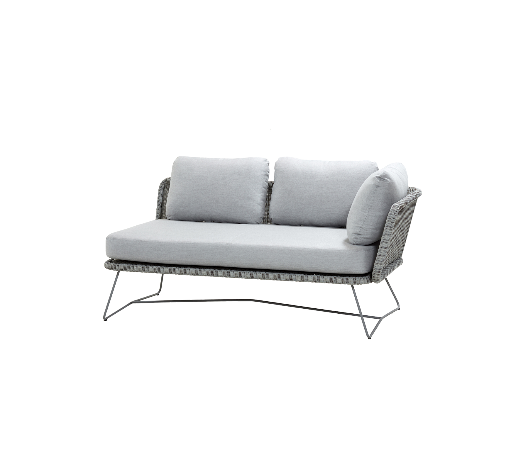 Stylische Zweisitzer-Sofa mit grauen Kissen und einem schlanken Metallrahmen, entworfen für Komfort und modernes Ästhetik.