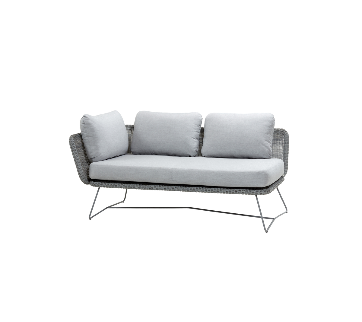 Moderne Sofa mit einem schlanken grauen Rahmen und plüschigen hellgrauen Kissen, entworfen für Komfort und Stil. Ideal für jeden Entspannungsbereich.