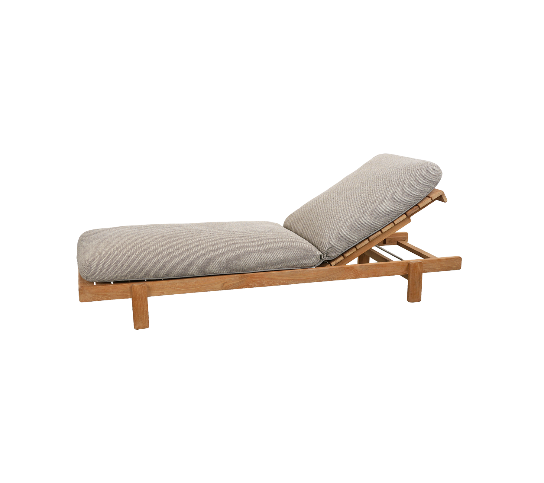 Hellbrauner Loungesessel mit einem grauen Kissen und verstellbarer Rückenlehne.