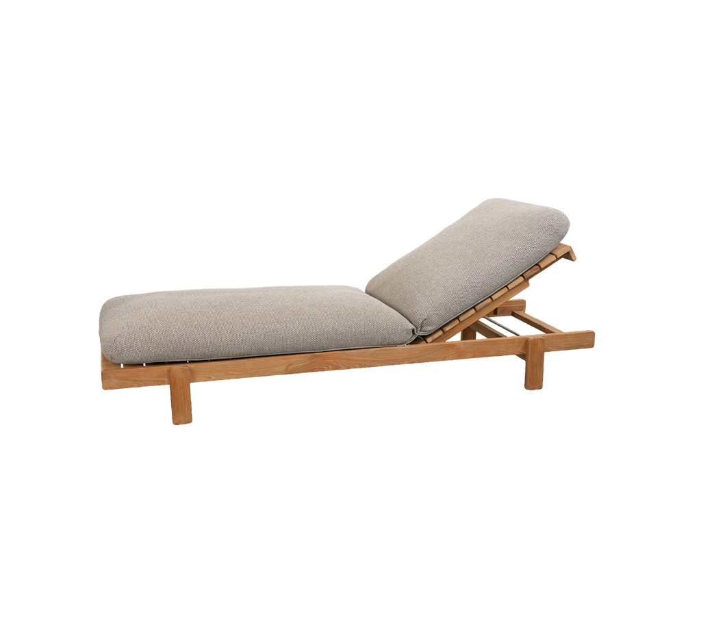 Hellbrauner Loungesessel mit einem grauen Kissen und verstellbarer Rückenlehne.