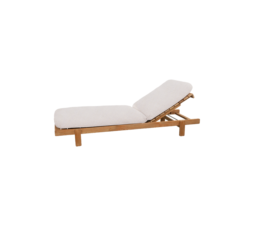 Teak-Loungestuhl mit sandfarbenem Kissen in modernem Design.