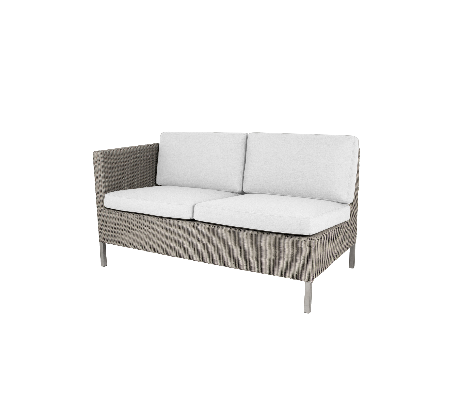 Grau geflochtene Loveseat mit kuscheligen weißen Kissen, entworfen für Komfort und Stil in lässigen Sitzbereichen.